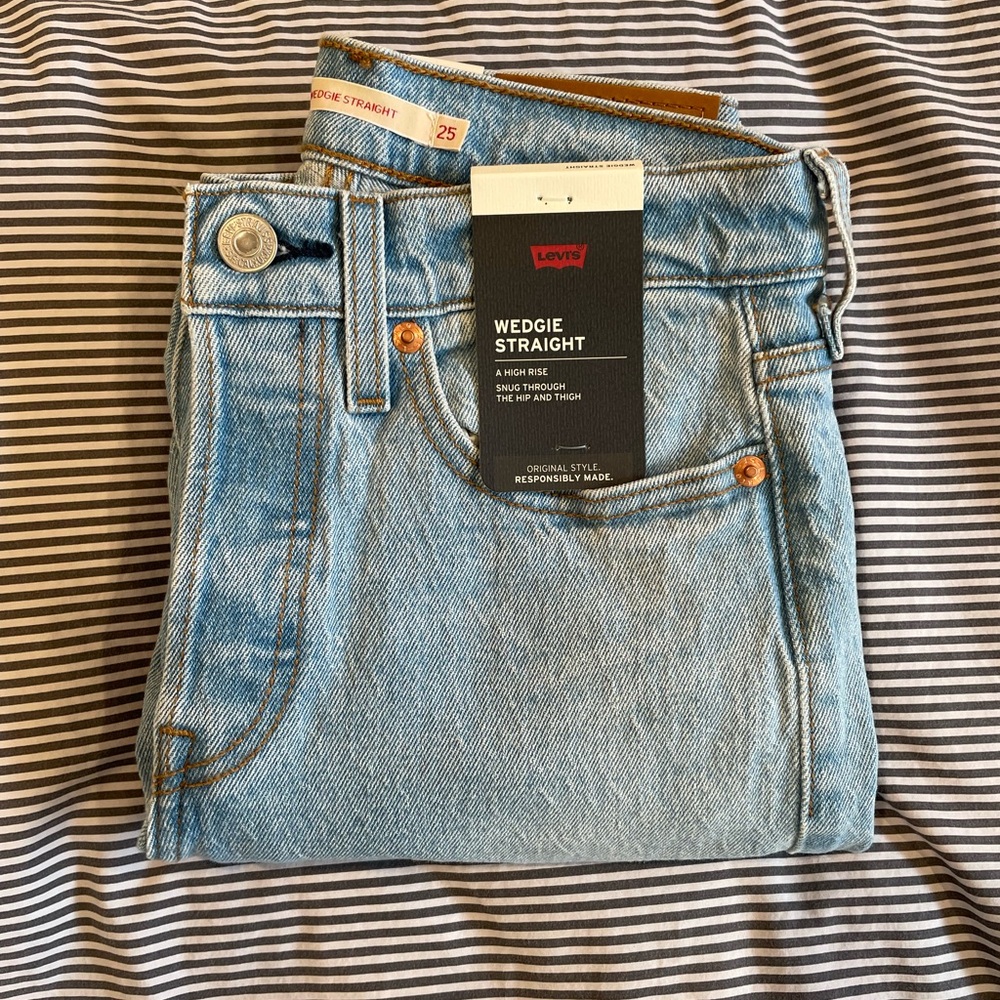 NWT, Levi’s wedgie straight Jean, size 25